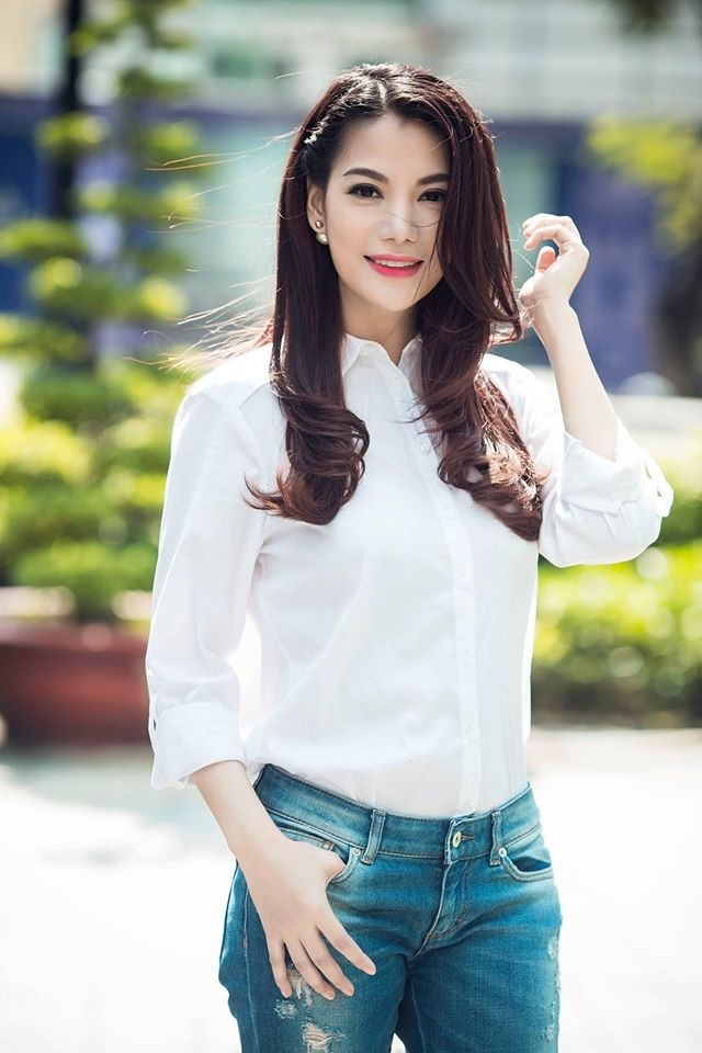 Cùng diện sơ mi trắng giản dị, mỹ nhân Việt nào đẹp hút hồn nhất? - 19 Khó lòng nhận ra tuổi thật của Trương Ngọc Ánh trong chiếc áo sơ mi trắng.