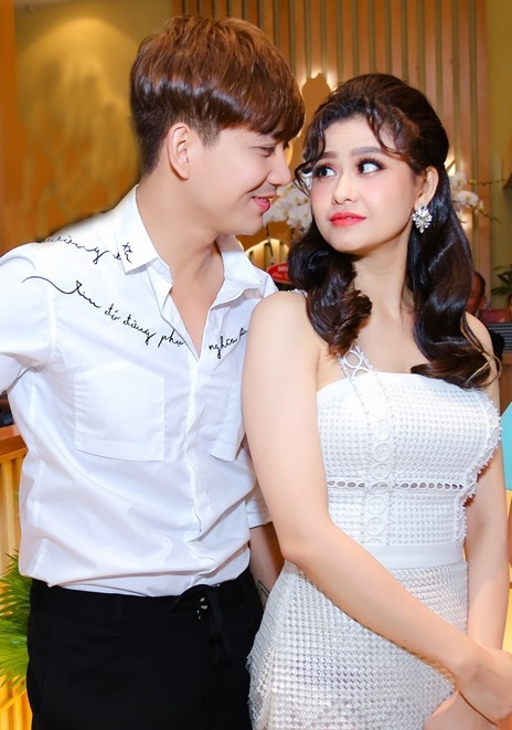 Trương Quỳnh Anh - Tim lại “diễn” đang hạnh phúc? - 5 Ngoài việc chỉnh váy cho Trương Quỳnh Anh, gắp đồ ăn cho nhau và thỉnh thoảng dành cho nhau những ánh mắt rất trìu mến.