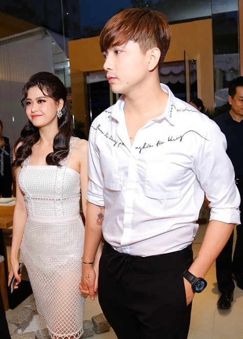 Trương Quỳnh Anh - Tim lại “diễn” đang hạnh phúc? - 1 Trong sự kiện này, cả hai diện trang phục ton-sur-ton rất đẹp đôi.