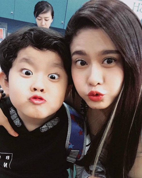 Trương Quỳnh Anh dành cho con trai Sushi những lời tâm huyết nhân ngày sinh nhật: Mẹ nhớ ngày này 5 năm về trước, chúng ta lần đầu gặp nhau thật thân quen. Rồi bên con từng ngày lớn khôn, đó là niềm hạnh phúc lớn lao của mẹ. Mừng chàng trai của mẹ tròn 5 tuổi. Yêu con.