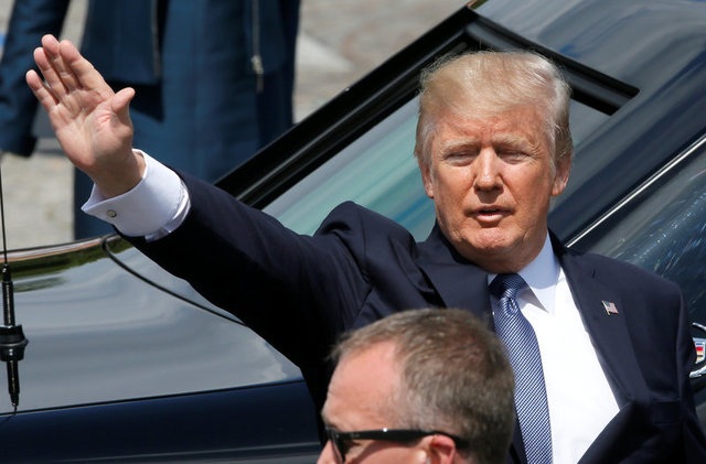 Pháp duyệt binh rầm rộ mừng quốc khánh - 1
Tổng thống Trump vẫy chào từ biệt trước khi lên xe. (Ảnh: Reuters)