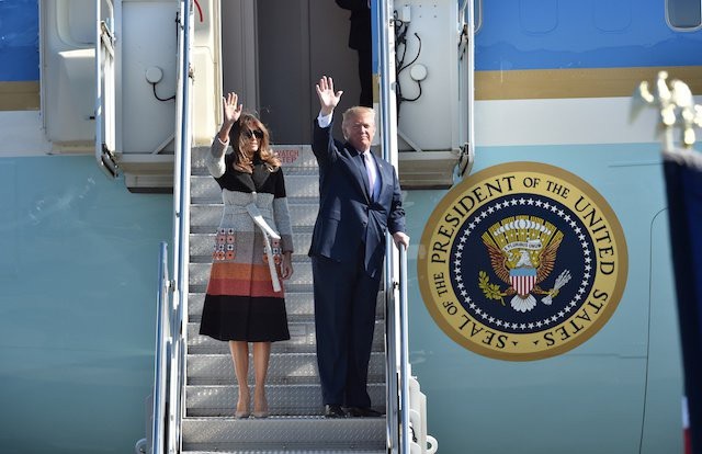 Đệ nhất phu nhân Melania Trump gây ấn tượng với gu thời trang ngoại giao - 1
Đệ nhất phu nhân Mỹ Melania Trump tháp tùng phu quân trong chuyến công du Nhật Bản. (Ảnh: Reuters)