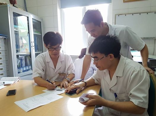 Chuyên gia chỉ 5 dấu hiệu phải đưa bệnh nhân sốt xuất huyết đến viện ngay lập tức - 1 PGS.TS Bùi Vũ Huy hội chẩn với các bác sĩ về các trường hợp bệnh nhi đang nằm viện vì SXH. Ảnh: H.Hải