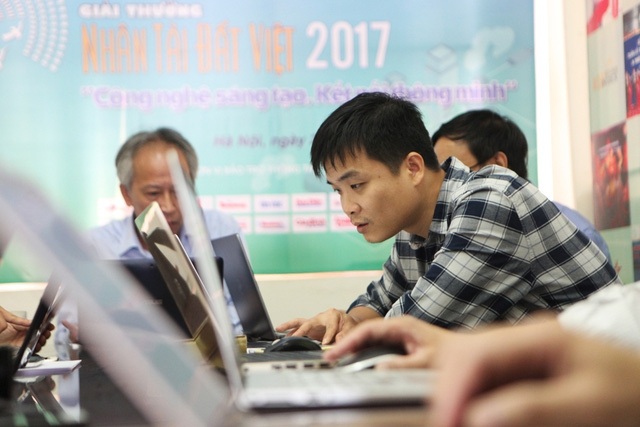Giải thưởng Nhân tài Đất Việt: Đi tìm các gương mặt xuất sắc vào vòng chung khảo - 13
Sinh năm 1980, Anh Lê Sỹ Vinh hoàn thành luận án tiến sĩ công nghệ thông tin tại ĐH Heinrich Heine (CHLB Đức) khi mới 25 tuổi. Mặc dù nhiều cơ hội để anh có một công việc với thu nhập cao ở nước ngoài, nhưng Vinh đã quyết định trở về quê hương với mong muốn “mình có nhiều điều kiện phát triển và đóng góp cho giáo dục”.
