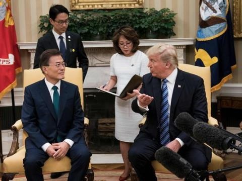 Mỹ hết kiên nhẫn với Triều Tiên: Mũi tên nhiều đích? - 1
Tổng thống Trump trong cuộc hội đàm với Tổng thống Hàn Quốc Moon Jae-in. (Ảnh: Reuters)
