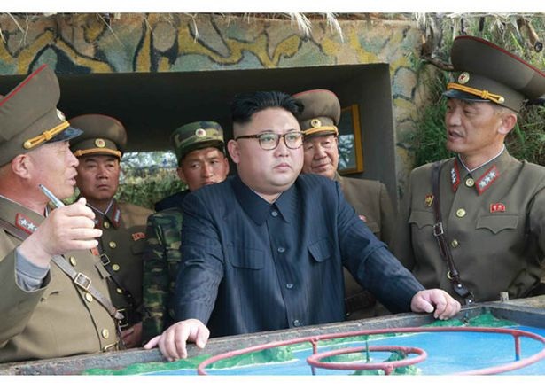 Ông Kim Jong-un lần đầu lên tiếng về kế hoạch tấn công Mỹ - 1
Nhà lãnh đạo Triều Tiên Kim Jong-un (áo đen) (Ảnh: Reuters)