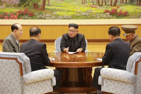 Hàn Quốc tiết lộ biệt đội âm mưu ám sát ông Kim Jong-un - 1
Lãnh đạo Triều Tiên Kim Jong-un (giữa) (Ảnh: Reuters)