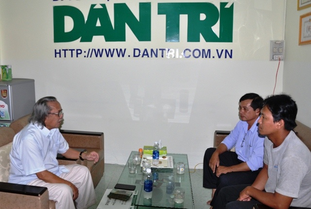 Trao hơn 121 triệu đồng đến gia đình anh Võ Minh Quang - 1 Nhà báo Phan Huy hỏi thăm, dặn dò, động viên anh Quang