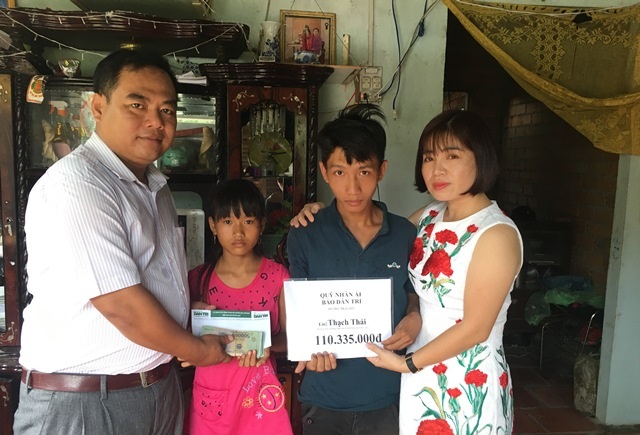 Vĩnh Long: Trao hơn 110 triệu đồng của bạn đọc hỗ trợ 2 anh em mồ côi - 1 Nhà báo Phạm Tâm - Phó trưởng VPĐD báo Dân trí tại Cần Thơ cùng chủ tịch UBND xã Đông Thành trao số tiền hơn 110 triệu đồng của bạn đọc báo Dân trí cho hai anh em mồ côi.