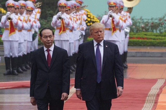 Tổng thống Trump cảm ơn về "ngày tuyệt vời" ở Việt Nam - 1
Chủ tịch nước Trần Đại Quang và Tổng thống Donald Trump trong lễ đón cấp Nhà nước tại Hà Nội (Ảnh: Hữu Nghị)