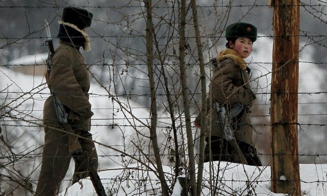 Yonhap: Binh sĩ Triều Tiên bị bắn trọng thương khi đào tẩu sang Hàn Quốc - 1
Các binh sĩ Triều Tiên tuần tra dọc biên giới Triều Tiên - Trung Quốc (Ảnh: Korea Times)