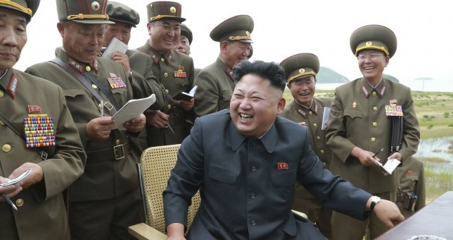 Triều Tiên bất ngờ thay Bộ trưởng an ninh - 1
Nhà lãnh đạo Triều Tiên Kim Jong-un và các quan chức quân đội. (Ảnh: AFP)
