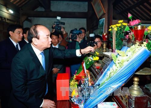 
Thủ tướng Nguyễn Xuân Phúc dâng hoa, dâng hương tưởng niệm Chủ tịch Hồ Chí Minh tại Khu di tích Kim Liên
