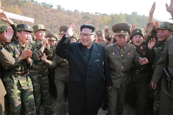 Đánh giá mới gây sốc về vũ khí hạt nhân Triều Tiên - 1
Ông Kim Jong-un giữa binh lính Triều Tiên. (Ảnh: Reuters)