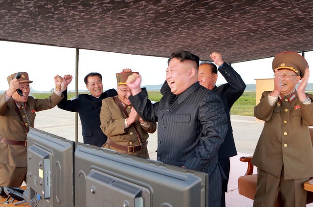 Triều Tiên công bố ảnh vụ phóng tên lửa xa nhất qua Nhật Bản - 8
Ông Kim Jong-un và các quan chức vui mừng sau vụ phóng thử thành công. (Ảnh: Reuters)
