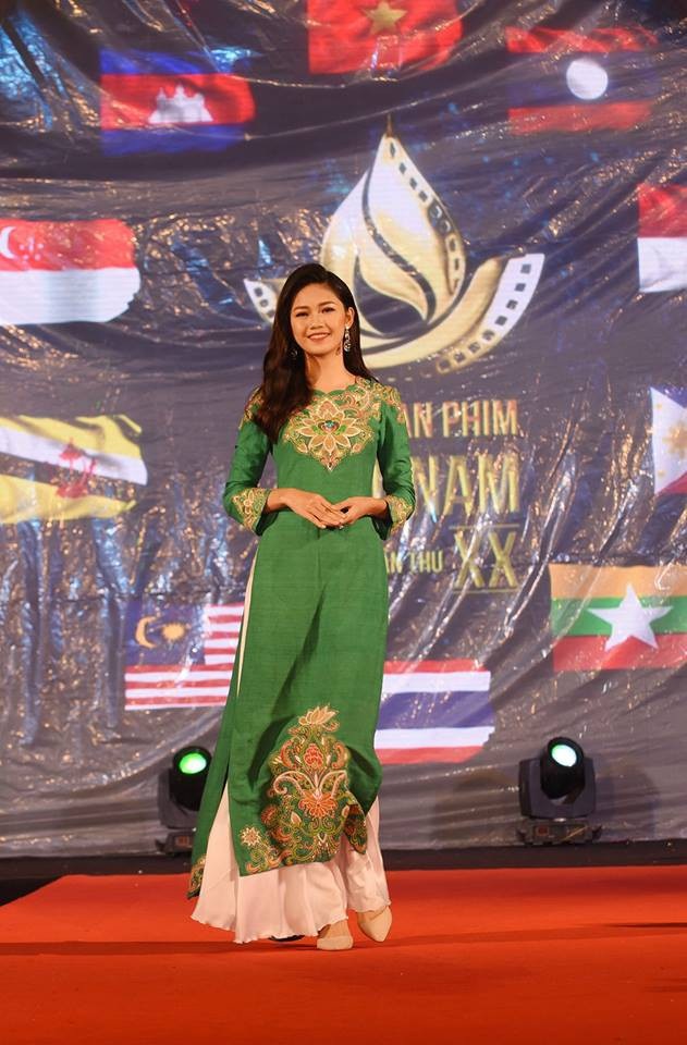 Á hậu Thanh Tú nền nã với áo dài - 1