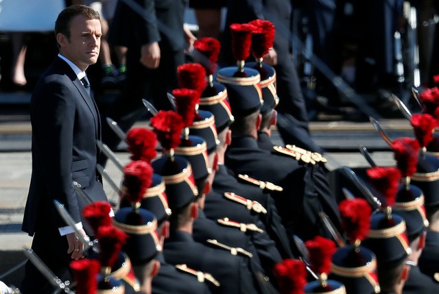 Pháp duyệt binh rầm rộ mừng quốc khánh - 30
Tổng thống Pháp Macron duyệt binh. (Ảnh: Reuters)