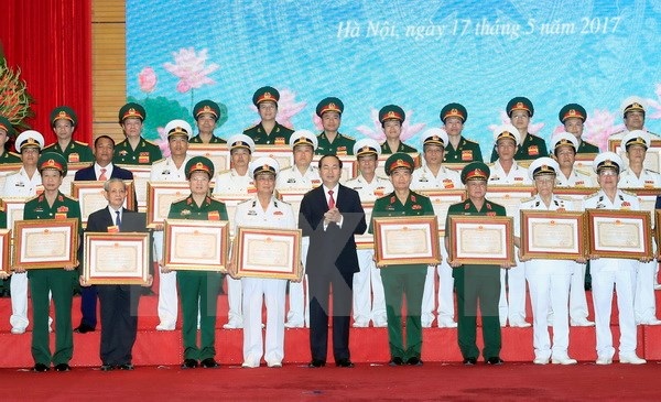 Trao Giải thưởng Hồ Chí Minh cho hai cụm công trình quân sự xuất sắc - 1
Chủ tịch nước Trần Đại Quang trao giải thưởng cho các tác giả. (Ảnh: Nhan Sáng/TTXVN)