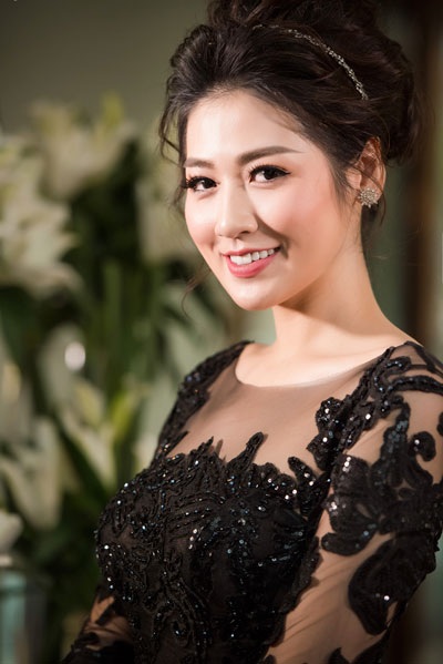 Á hậu Tú Anh với thiết kế đen tuyền quyến rũ.