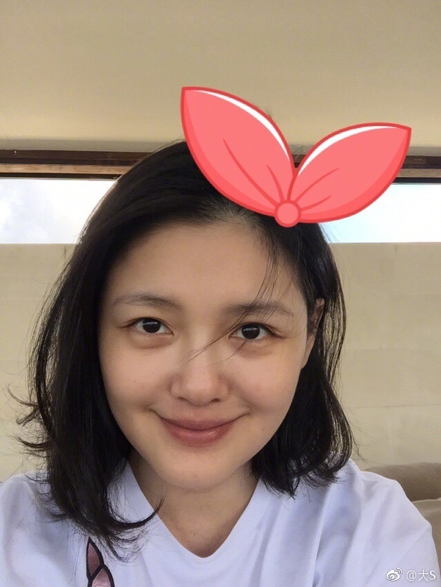 Gương mặt bụ bẫm khó tả của Từ Hy Viên - 2
Hình ảnh bà mẹ hai con trên trang cá nhân của cô