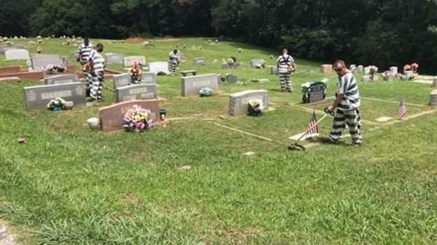 6 tù nhân Mỹ cứu sống quản giáo bị bất tỉnh - 2 Vụ việc xảy ra khi các tù nhân đang được giao nhiệm vụ cắt cỏ tại một nghĩa trang (Ảnh: BBC)
