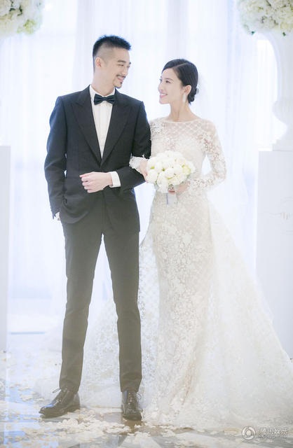 Đám cưới đẹp như mơ của mỹ nhân Dương Tử San - 16
Dương Tử San được biết đến là một trong những diễn viên trẻ đáng chú ý của điện ảnh Hoa ngữ. Cô gái 31 tuổi nổi tiếng nhờ vai Trịnh Vy trong bộ phim điện ảnh đình đám Gửi Tuổi Thanh Xuân do én Nhỏ Triệu Vy làm đạo diễn. Sau bộ phim này, cô được so sánh với đàn chị Triệu Vy và được kỳ vọng là gương mặt kế thừa én nhỏ.