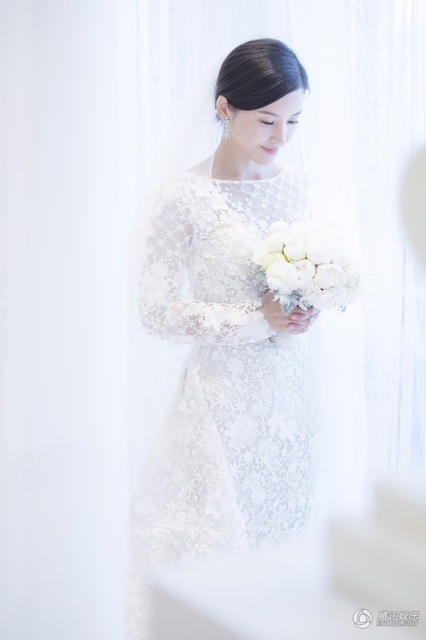 Đám cưới đẹp như mơ của mỹ nhân Dương Tử San - 18
Cô dâu Tử San dịu dàng trong bộ váy cưới thứ hai của mình.