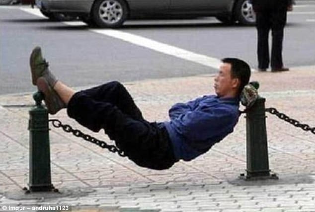 Không cần giường nệm êm ấm, người đàn ông này vẫn dễ dàng ngon giấc khi treo lơ lửng trên cái xích giữa hai cột ngoài trời.