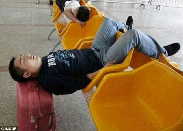 Hành khách cẩn thận nhất năm. Khi ngủ vẫn không quên nhiệm vụ bảo vệ tài sản.