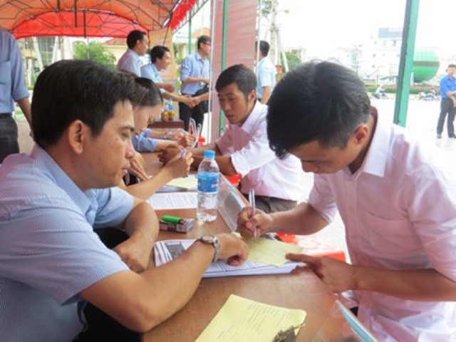 Tuổi trẻ Sóc Trăng ra quân chiến dịch tình nguyện hè - 2 Tư vấn việc làm cho thanh niên.