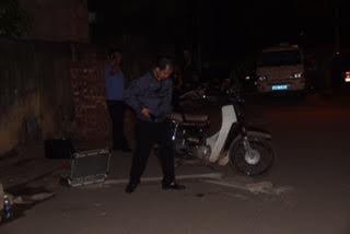 Rút dao đâm người tử vong giữa thành phố - 2
Nghi phạm gây án và hiện trường xảy ra vụ án mạng