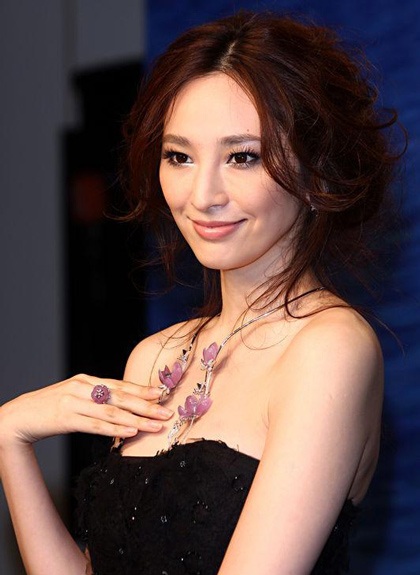 
Cô rất nổi tiếng tại Đài Loan, Hồng Kong, Singapore và Việt Nam...
