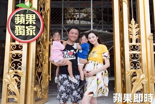 
Hình ảnh hiếm hoi của Bội Từ và Hiểu Ba khi cô đang mang thai đứa con thứ ba được chụp vào tháng 4/2017.
