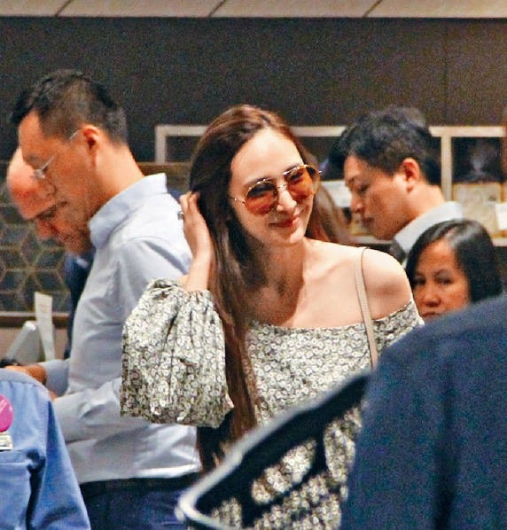 Cuộc sống giàu có của siêu mẫu Ngô Bội Từ bên bạn trai tỉ phú - 1
Tối 16/11, Ngô Bội Từ và một người bạn xuất hiện tại một trung tâm thương mại. Cô nhanh chóng thu hút sự chú ý của mọi người bởi vẻ rạng ngời, quyến rũ dù mới sinh con thứ ba được 5 tháng.
