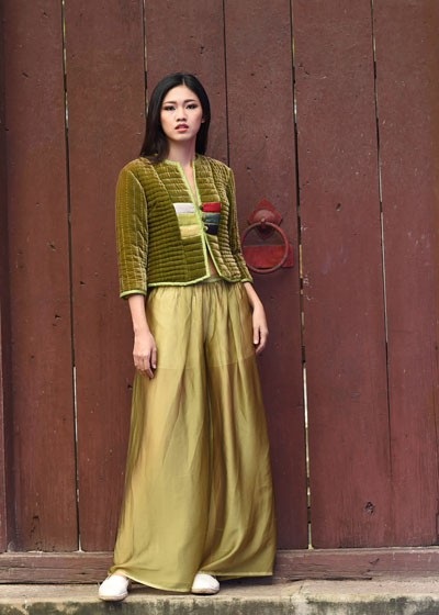 Á hậu Thanh Tú quyến rũ với áo bông - 5 Bên cạnh đó, Thanh Tú cũng là người mẫu ảnh được yêu thích. Trong những thiết kế mới nhất của BST áo bông của NTK Xuân Thu, Thanh Tú khoe được trọn vẹn vóc dáng mỏng manh cùng sự nữ tính, duyên dáng.