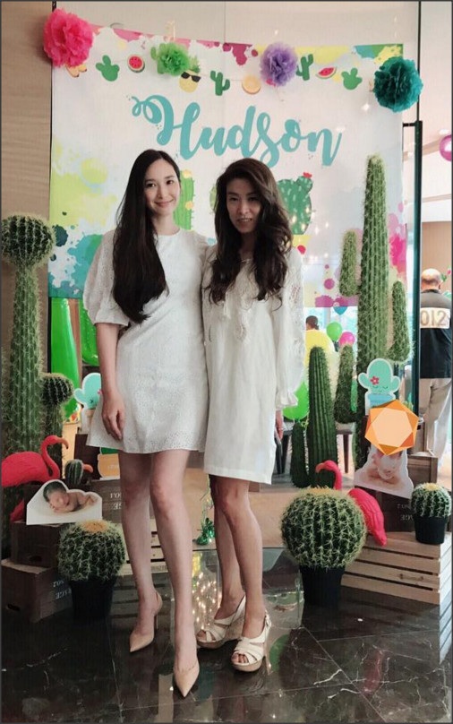 
Tiệc sinh nhật của Ngô Bội Từ không có sự tham gia của tỷ phú Kỳ Hiểu Ba. Khung cảnh bữa tiệc được trang trí chủ yếu bằng hình ảnh của ba đứa con của cô. Với siêu mẫu một thời này, sự trưởng thành và sức khỏe của con mới là tài sản vô giá.
