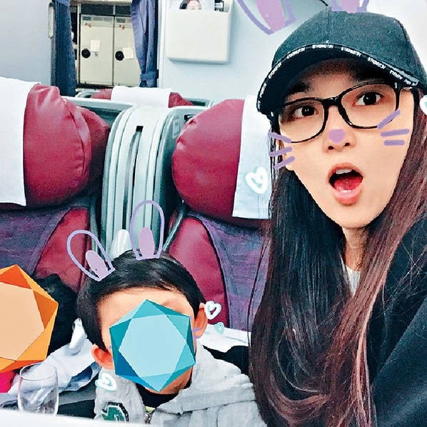 Cuộc sống giàu có của siêu mẫu Ngô Bội Từ bên bạn trai tỉ phú - 7
Tháng 9 năm ngoái, Ngô Bội Từ sinh con gái thứ hai cho Kỳ Hiểu Ba và được anh tặng hẳn một ngôi biệt thự nhìn ra biển tại Hồng Kong. Người đẹp từng thổ lộ dự định làm đám cưới sau khi đứa con thứ hai chào đời nhưng cho tới thời điểm này, Bội Từ và Hiểu Ba vẫn chưa đăng ký kết hôn.