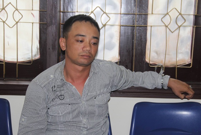 Mạo danh đội trưởng CSTT để nhận tiền bảo kê kinh doanh vỉa hè - 1 Nguyễn Văn Tuấn giả danh Đội trưởng Đội CSTT và cơ động Công an thành phố Vinh để lừa nhận tiền bảo kê sử dụng vỉa hè kinh doanh