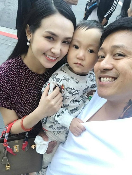 Bảo Thanh khoe thân hình thon gọn, Việt Anh lạ lẫm với ảnh cổ trang - 17 Nam ca sĩ Tuấn Hưng đăng ảnh vợ con với lời lẽ ngọt ngào: Yêu em rất nhiều và thương em rất nhiều.