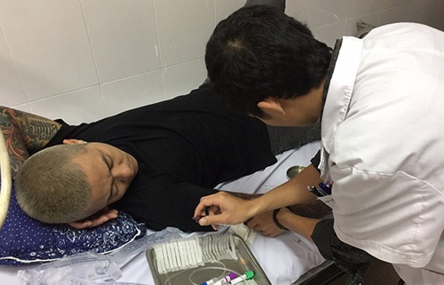 Thực hư chuyện Tuấn Hưng bị ngất xỉu phải nhập viện - 2 Sau khi được bác sỹ thăm khám, Tuấn Hưng đã được cho về nhà nghỉ ngơi.