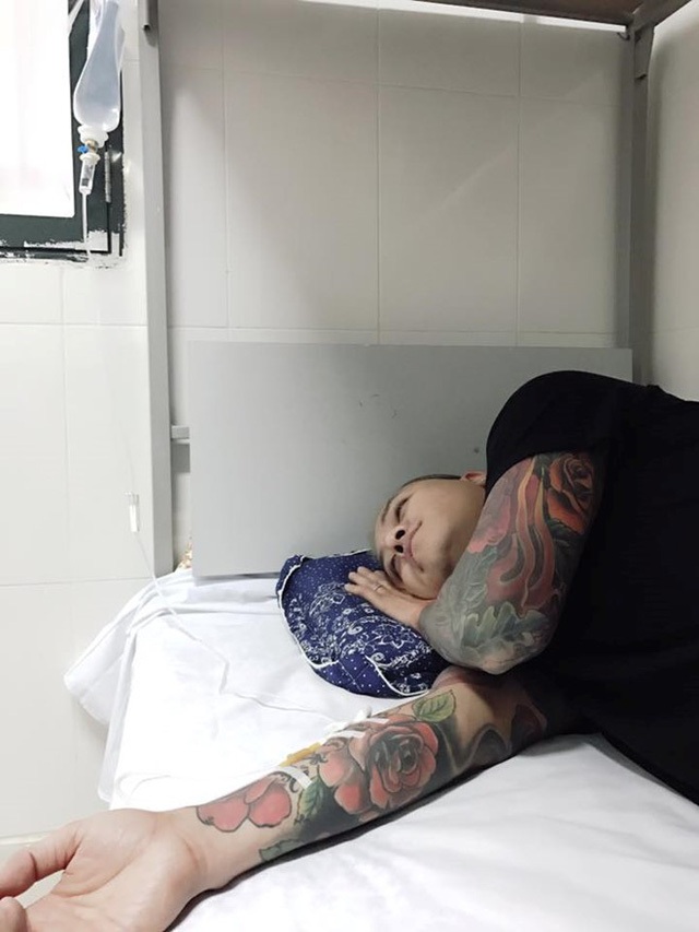 Thực hư chuyện Tuấn Hưng bị ngất xỉu phải nhập viện - 1 Hình ảnh Tuấn Hưng nằm truyền nước ở bệnh viện sau khi bị ngất xỉu. Ảnh: KV.