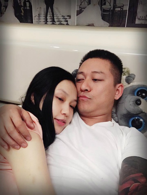 Tuấn Hưng hạnh phúc ôm vợ cùng dòng trạng thái tình cảm: Ở nhà ôm bà bầu cả ngày luôn. Cảm xúc thật là hạnh phúc.