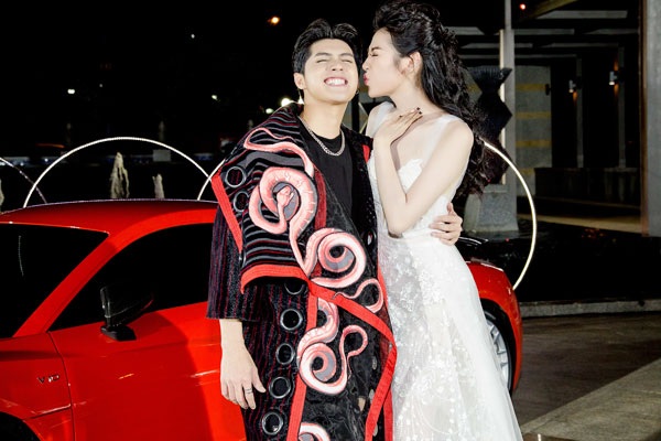 Á hậu Tú Anh tình tứ hôn gió Noo Phước Thịnh.