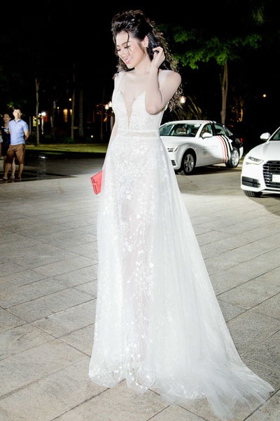 Có mặt trong sự kiện mới đây với cương vị đại sứ, Á Hậu Tú Anh trông thật trẻ trung và hiện đại.