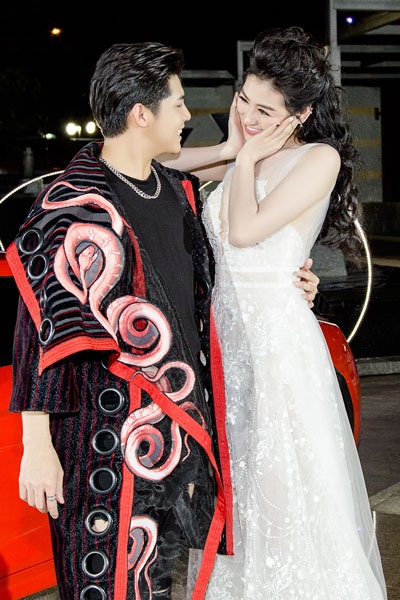 Á hậu Tú Anh tình tứ hôn gió Noo Phước Thịnh - 6