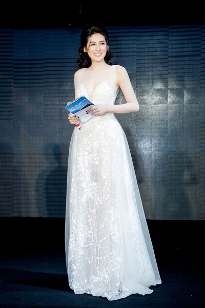 Á hậu Tú Anh tình tứ hôn gió Noo Phước Thịnh - 8