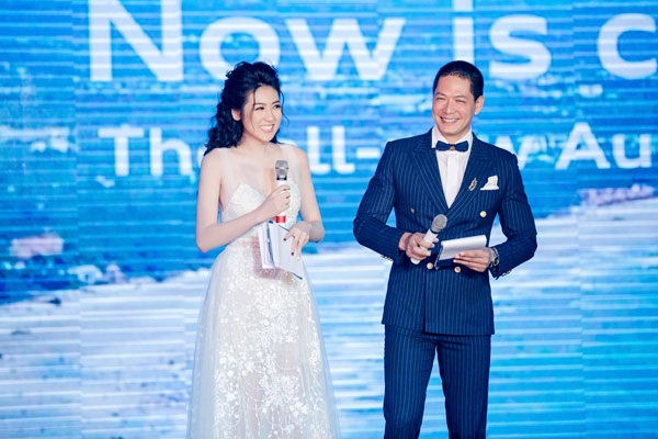 Tú Anh còn dẫn chương trình cùng Bình Minh tại sự kiện.