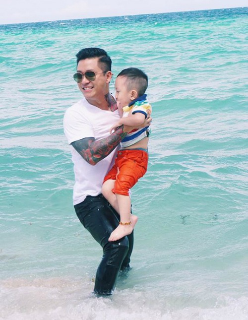 Hà Hồ táo bạo khoe vòng 3, Thanh Hằng gợi cảm khoe vòng một - 14 Gia đình nam ca sĩ đang có chuyến du lịch kết hợp lưu diễn ở Mỹ. Bé Su Hào nhà Tuấn Hưng lạ lẫm khi được bố bế xuống biển.