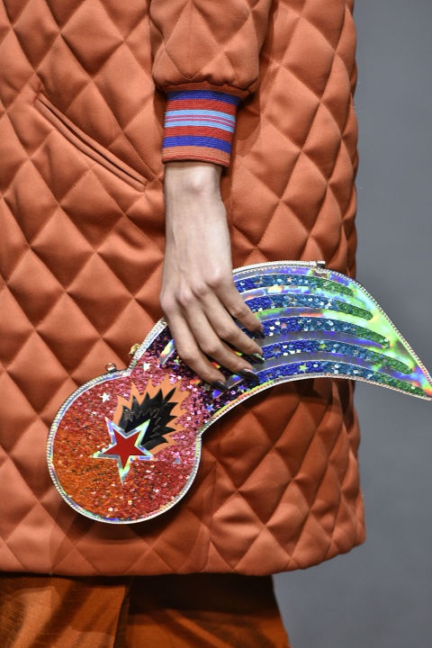Những mẫu túi xách sành điệu của năm 2017 - 10
Mẫu túi đính kim sa lạ mắt của Manish Arora