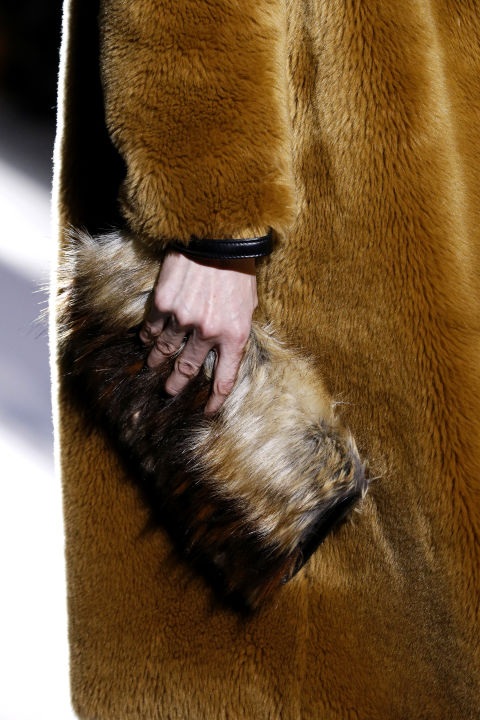Những mẫu túi xách sành điệu của năm 2017 - 15
Dries Van Noten cũng lăng xê túi lông đi kèm áo lông thú.